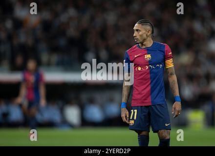 Madrid, 26.10.2024. Spieltag 11 der Liga spielte im Santiago Bernabéu Stadion zwischen Real Madrid und Barcelona. Auf dem Bild, Raphinha. Foto: Ignacio Gil. ARCHDC. Quelle: Album / Archivo ABC / Ignacio Gil Stockfoto