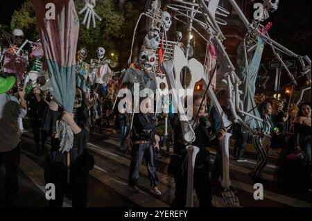 New York, Usa. 31. Oktober 2024. Die Puppenspieler nehmen an der 51. Jährlichen Halloween-Parade 2024 in New York City am 31. Oktober 2024 Teil. Quelle: SOPA Images Limited/Alamy Live News Stockfoto