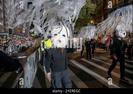 New York, Usa. 31. Oktober 2024. Die Puppenspieler nehmen an der 51. Jährlichen Halloween-Parade 2024 in New York City am 31. Oktober 2024 Teil. Quelle: SOPA Images Limited/Alamy Live News Stockfoto