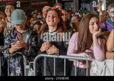 New York, Usa. 31. Oktober 2024. Tausende von Zuschauern in Kostümen sehen sich die 51. Jährliche Village Halloween Parade 2024 in New York City am 31. Oktober 2024 an. Quelle: SOPA Images Limited/Alamy Live News Stockfoto