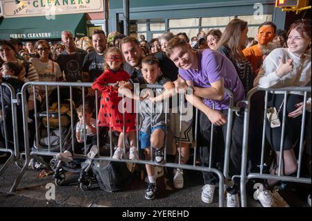 New York, Usa. 31. Oktober 2024. Tausende von Zuschauern in Kostümen sehen sich die 51. Jährliche Village Halloween Parade 2024 in New York City am 31. Oktober 2024 an. Quelle: SOPA Images Limited/Alamy Live News Stockfoto