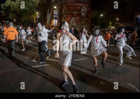 New York, Usa. 31. Oktober 2024. Kostümliebhaber tanzen 2024 während der 51. Jährlichen Village Halloween Parade in New York City am 31. Oktober 2024. Quelle: SOPA Images Limited/Alamy Live News Stockfoto