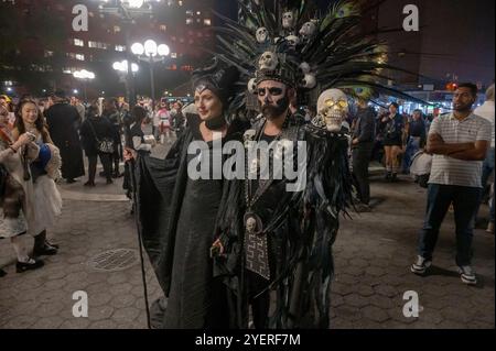 New York, Usa. 31. Oktober 2024. In Kostümen gekleidete Revelers posieren am 31. Oktober 2024 im Union Square Park in New York City. Quelle: SOPA Images Limited/Alamy Live News Stockfoto