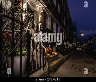 Mehrere Skelette und andere Dekorationen außerhalb von Häusern in London für Halloween. Stockfoto