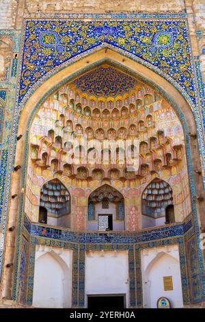 Muqarnas Dekoration am Haupteingang von Abdullakhan Madrasah (Bildungseinrichtung) oder Abdulaziz Khan Madrassah, Buchara Altstadt, Usbekistan. Stockfoto