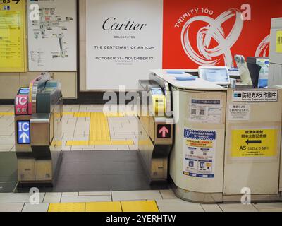 TOKIO, JAPAN - 30. Oktober 2024: Ticketschalter und Informationsschalter an der U-Bahn-Station Omotesando. Es gibt ein Poster, das eine Cartier-Veranstaltung anpricht. Stockfoto