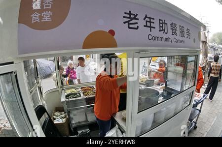 (241101) -- PEKING, 1. November 2024 (Xinhua) -- Einwohner der Gemeinde kaufen ein Mittagessen in einer Gemeindekantine für Senioren im Bezirk Dongcheng in Peking, Hauptstadt Chinas, 31. Oktober 2024. Peking ist in eine gemäßigte alternde Gesellschaft eingedrungen: Die permanente ältere Bevölkerung in der Stadt erreichte Ende 2023 4,95 Millionen, was 22,6 Prozent der gesamten permanenten Bevölkerung der Stadt ausmacht, so das kommunale Zivilbüro. Die Stadt hat ein gemeindenahes Pflegedienstmodell entwickelt und plant, 100 Seniorenpflegezentren auf Unterbezirk- und Township-Ebene einzurichten. Als Stockfoto