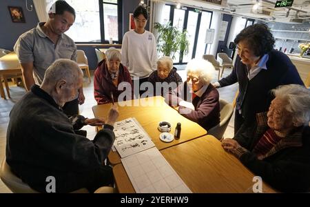 (241101) -- PEKING, 1. November 2024 (Xinhua) -- Senioren lernen Kalligraphie in einem Seniorenpflegezentrum im Bezirk Dongcheng in Peking, Hauptstadt von China, 31. Oktober 2024. Peking ist in eine gemäßigte alternde Gesellschaft eingedrungen: Die permanente ältere Bevölkerung in der Stadt erreichte Ende 2023 4,95 Millionen, was 22,6 Prozent der gesamten permanenten Bevölkerung der Stadt ausmacht, so das kommunale Zivilbüro. Die Stadt hat ein gemeindenahes Pflegedienstmodell entwickelt und plant, 100 Seniorenpflegezentren auf Unterbezirk- und Township-Ebene einzurichten. Als o Stockfoto