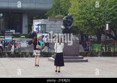 TOKIO, JAPAN - 31. Oktober 2024: Besucher machen Fotos von Rodins Skulptur der Thinker im Garten des Nationalmuseums für westliche Kunst im Ueno Park. Stockfoto