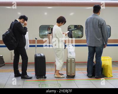 TOKIO, JAPAN - 29. Oktober 2024: Passagiere, die am Bahnhof Tokio an Bord eines Hochgeschwindigkeitszuges E7 warten. Stockfoto