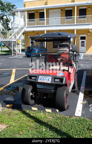 Der Golfwagen parkte im Oktober 2024 in Old Town, Kissimmee, Florida, USA, mit dem Kennzeichen der Mafia Stockfoto