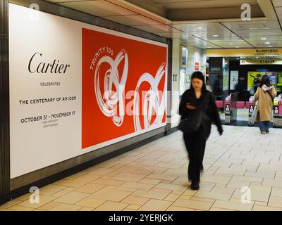 TOKIO, JAPAN - 30. Oktober 2024: U-Bahnhofshalle Omotesando mit einer Plakatwand, die für ein Cartier-Pop-up-Event wirbt. Stockfoto