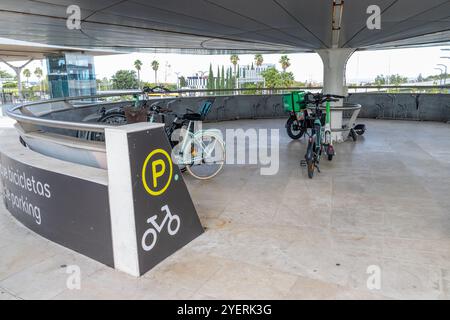 Elektrofahrräder und Motorroller parken auf einem ausgewiesenen Parkplatz in einer modernen urbanen Umgebung und bieten nachhaltige Transportmöglichkeiten Stockfoto