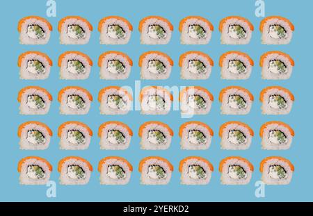 Bunte Sushi-Rollen in sich wiederholenden Mustern Stockfoto