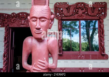 Eine traditionelle Maori Holzschnitzerei am Eingang zum Versammlungshaus, Waitangi Treaty Grounds, Paihia, Bay of Islands, Nordinsel, Neuseeland Stockfoto