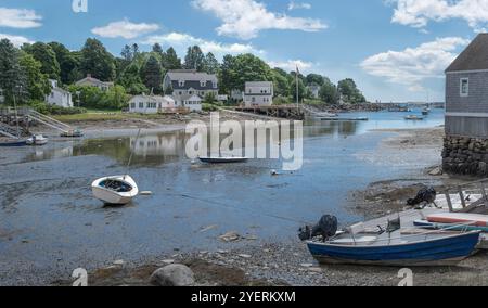 Boote bei Niedrigwasser: Kleine Boote warten auf eine steigende Flut an einer Bucht an der Küste von Maine. Stockfoto