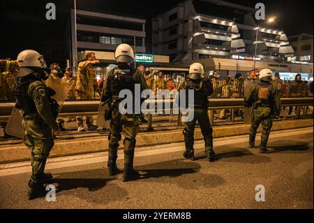 Athen, Griechenland. 31. Oktober 2024. Während eines Protests, bei dem es um die Forderung nach dauerhaften Stellungen in heißeren Sommern und sich verschlimmernden Waldbränden geht, kommt es zu Auseinandersetzungen zwischen saisonalen Feuerwehrleuten und Polizei vor dem Ministerium für Klimakrise und Katastrophenschutz. Quelle: Dimitris Aspiotis/Alamy Live News Stockfoto