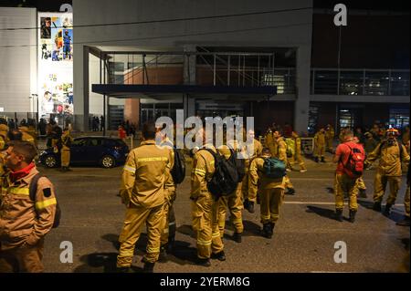 Athen, Griechenland. 31. Oktober 2024. Saisonale Feuerwehrleute stehen vor dem Ministerium für Klimakrise und Katastrophenschutz während eines Protestes, um in heißeren Sommern und sich verschlimmernden Waldbränden dauerhafte Stellungen zu fordern. Quelle: Dimitris Aspiotis/Alamy Live News Stockfoto