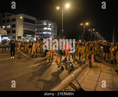 Athen, Griechenland. 31. Oktober 2024. Saisonale Feuerwehrmänner marschieren vor dem Ministerium für Klimakrise und Katastrophenschutz auf die Polizei, um während eines Protests dauerhafte Positionen in heißeren Sommern und sich verschlimmernden Waldbränden zu fordern. Quelle: Dimitris Aspiotis/Alamy Live News Stockfoto