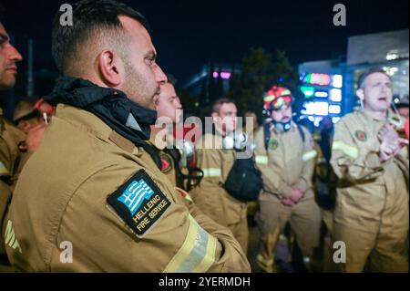 Athen, Griechenland. 31. Oktober 2024. Saisonale Feuerwehrleute versammeln sich vor dem Ministerium für Klimakrise und Katastrophenschutz während eines Protestes, um in heißeren Sommern und sich verschlimmernden Waldbränden dauerhafte Positionen zu fordern. Quelle: Dimitris Aspiotis/Alamy Live News Stockfoto