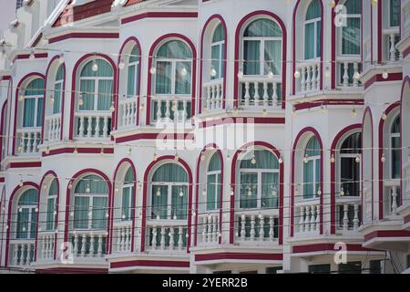 Detaillierte Sicht auf Fenster, Türen und Balkone von Stadtgebäuden Stockfoto