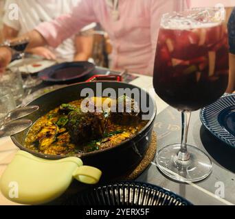 Ochsenschwanz-Reisauflauf. El Vaso de Oro spanisches Restaurant, Sai Street, Hongkong. Stockfoto