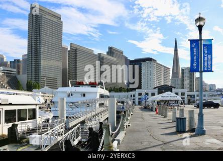 Hornblower Discovery Fähre mit der Skyline der Stadt Embarcadero Centre Transamerica Pyramide San Francisco Kalifornien USA Stockfoto