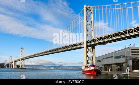 SFFD Phoenix Fireboat Nummer 1 liegt an der schwimmenden Feuerwehrstation 35 Pier 22 1/2 und der Bay Bridge The Embarcadero San Francisco California USA Stockfoto