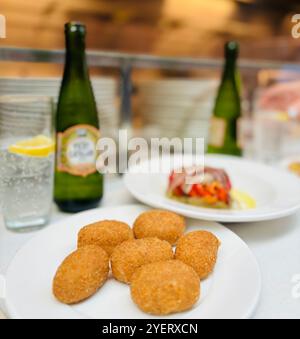 Katalanische Kroketten in der Pinotxo Tapas Bar im Mercat de Sant Antoni in Barcelona, Spanien. Stockfoto