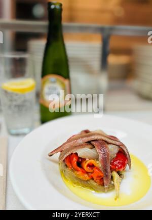 Gegrillte Tintenfisch-Tapas in der Pinotxo Tapas Bar im Mercat de Sant Antoni in Barcelona, Spanien. Stockfoto