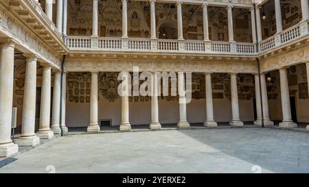 Padua, Italien - 23. Juli 2024: Hof des Palazzo Bo (Bo-Palast), historisches Gebäude mit Sitz der Universität Padua aus dem Jahr 1539 in Padua, Italien Stockfoto