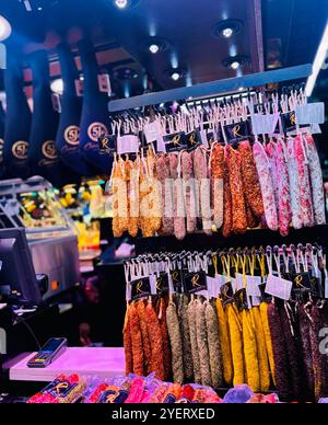 Wurstwaren in einem Geschäft im Mercat de la Boqueria in Barcelona, Spanien. Stockfoto