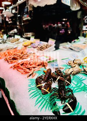 Frische Meeresfrüchte werden in einem Geschäft im Mercat de la Boqueria in Barcelona, Spanien, angeboten. Stockfoto