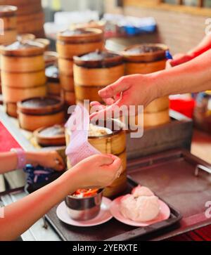 Chinesische Boa-Knödel und andere Frühstücksartikel, die in einem lokalen Restaurant am Ufer in Yung Shue Wan, Lamma Island, Hongkong, verkauft werden. Stockfoto