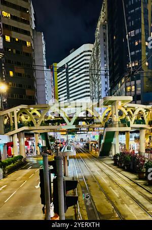 Die runde Fußgängerbrücke über die Yee Wo Street in Causeway Bay, Hongkong. Stockfoto