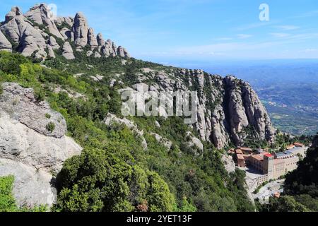 MONTSERRAT, SPANIEN - 15. MAI 2017: Dies ist ein Blick aus der Vogelperspektive auf das Kloster Santa Maria de Montserrat und die umliegende Bergkette Montserrat. Stockfoto