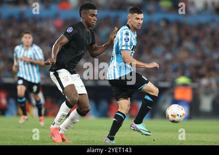 Der argentinische Racing Club-Stürmer Adrian Martinez (R) und der brasilianische ecuadorianische Abwehrspieler Felix Torres aus Corinthians kämpfen um den Ball während des Halbfinales der Copa Sudamericana Copa Sudamericana im Stadion Presidente Peron in Avellaneda, Provinz Buenos Aires, Argentinien, am 31. Oktober 2024. Der Racing Club gewann 2-1 und qualifizierte sich für das Finale des Turniers, das am 23. November in Asuncion, Paraguay, im Nueva Olla Stadion ausgetragen wurde. Stockfoto