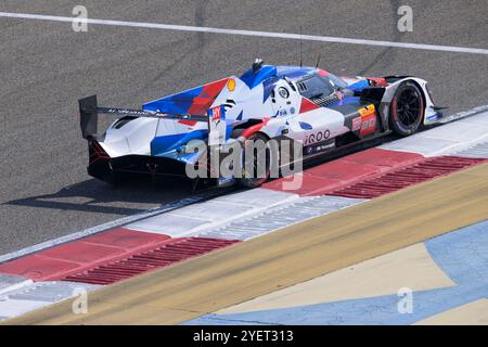 Sakhir, Bahrain. November 2024. BMW M Team WRT Nr. 20 Hypercar – BMW M Hybrid V8, Sheldon van der Linde (ZAF), Robin Frijns (NLD), René Rast (DEU) auf P3. Ahmad Al Shehab/Alamy Live News. Stockfoto