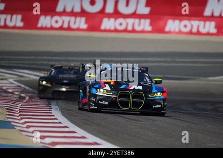 Sakhir, Bahrain. November 2024. TEAM WRT Nr. 46 – BMW M4 LMGT3, Ahmad Al Harthy (OMN), Valentino Rossi (ITA), Maxime Martin (BEL) auf Platz 3. Ahmad Al Shehab/Alamy Live News. Stockfoto