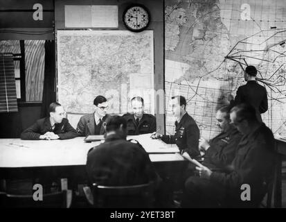 1942 fand in der RAF Wyton in Cambridgeshire, England, ein Treffen mit den Pathfinder Force unter dem Kommando von Group Captain (später Air Vice-Marshal) Don Bennett statt. Stockfoto