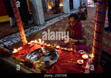 Die Feierlichkeiten finden am Vorabend von Diwali, dem Hindufest des Lichts, in Srinagar, im indischen Kaschmir, am 07. November 2018 statt. Diwali ist ein Hindufest, das jedes Jahr in der Herbstsaison gefeiert wird und die Niederlage der Dunkelheit und des Bösen bedeutet. Familien besuchen einen Hindutempel, um Gebete zu rezitieren und Kerzen anzuzünden. Außerdem kaufen sie Feuerwerkskörper, Lampen und Süßigkeiten. Diwali feiert die Rückkehr des Hindugottes Rama in sein Königreich Ayodhya nach 14 Jahren Exil. Der Hinduismus ist nach dem Islam die zweitgrößte Religion im indischen Kaschmir Stockfoto
