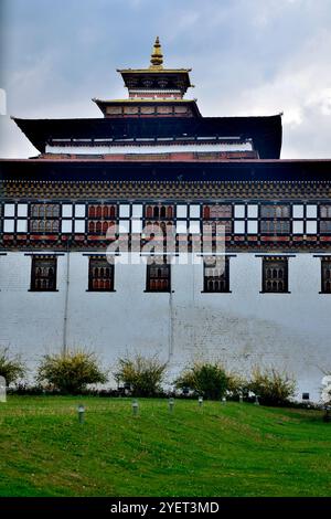 Teilweiser Blick auf den Königspalast, auch bekannt als Dechencholing-Palast, erbaut 1953, in Thimphu, Bhutan Stockfoto