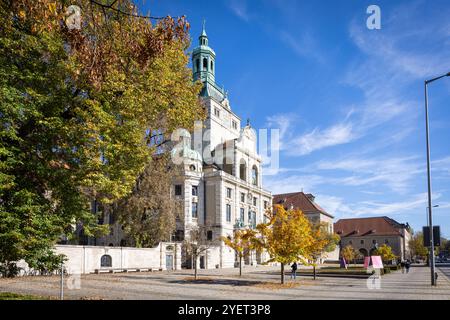 München - 17. Oktober 2024: Das Bayerische Nationalmuseum in München. Besucher auf dem f Stockfoto