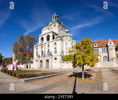 München - 17. Oktober 2024: Das Bayerische Nationalmuseum in München. Stand-up-Display Stockfoto