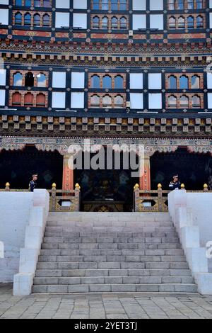 Teilweiser Blick auf den Königspalast, auch bekannt als Dechencholing-Palast, erbaut 1953, in Thimphu, Bhutan Stockfoto