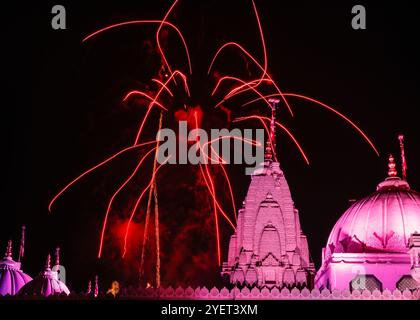 London, Großbritannien. 31. Oktober 2024. Die Feierlichkeiten schließen mit einem Feuerwerk ab, das hier mit dem leuchtend beleuchteten Tempel im Vordergrund zu sehen ist. Diwali, das Hindu Festival der Lichter, wird im BAPS Shri Swaminarayan Mandir gefeiert, im Volksmund als Neasden-Tempel bekannt, mit einem kostenlosen Festival mit traditionellen Zeremonien, Gottesdiensten und Familienaktivitäten. Der wunderschöne traditionelle Hindusteintempel ist einer der größten außerhalb Indiens gebaut. Quelle: Imageplotter/Alamy Live News Stockfoto