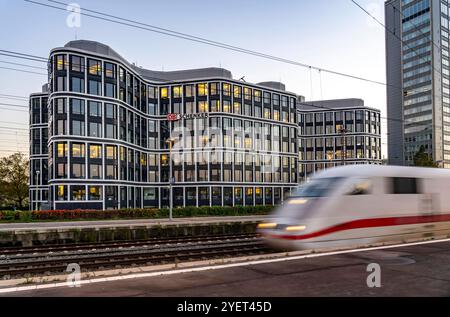 Der Firmensitz des Logistikdienstleisters DB Schenker AG, an der Kruppstrasse, am Hauptbahnhof von Essen, NRW, Deutschland, Schenker AG *** Sitz des Logistikdienstleisters DB Schenker AG, an der Kruppstraße, am Hauptbahnhof Essen, NRW, Deutschland, Schenker AG Stockfoto