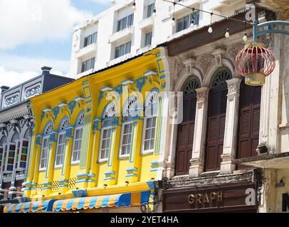 Detaillierte Sicht auf Fenster, Türen und Balkone von Stadtgebäuden Stockfoto