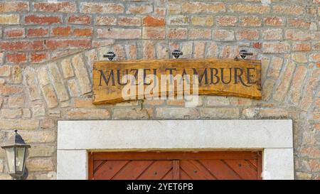 Slavonski Brod, Kroatien - 23. Oktober 2024: Schild mit Holzdielen am Eingang zum Tambura-Museum im Brod-Festungsgebäude in der Vukovarska-Straße. Stockfoto