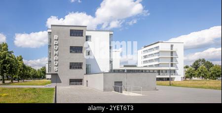 Dessau, DEUTSCHLAND - 23. Juni 2024: Das „Bauhaus“-Schulgebäude in Dessau. Er wurde 1925 von Walter Gropius entworfen und gehört zum UNESCO-Weltkulturerbe SIT Stockfoto